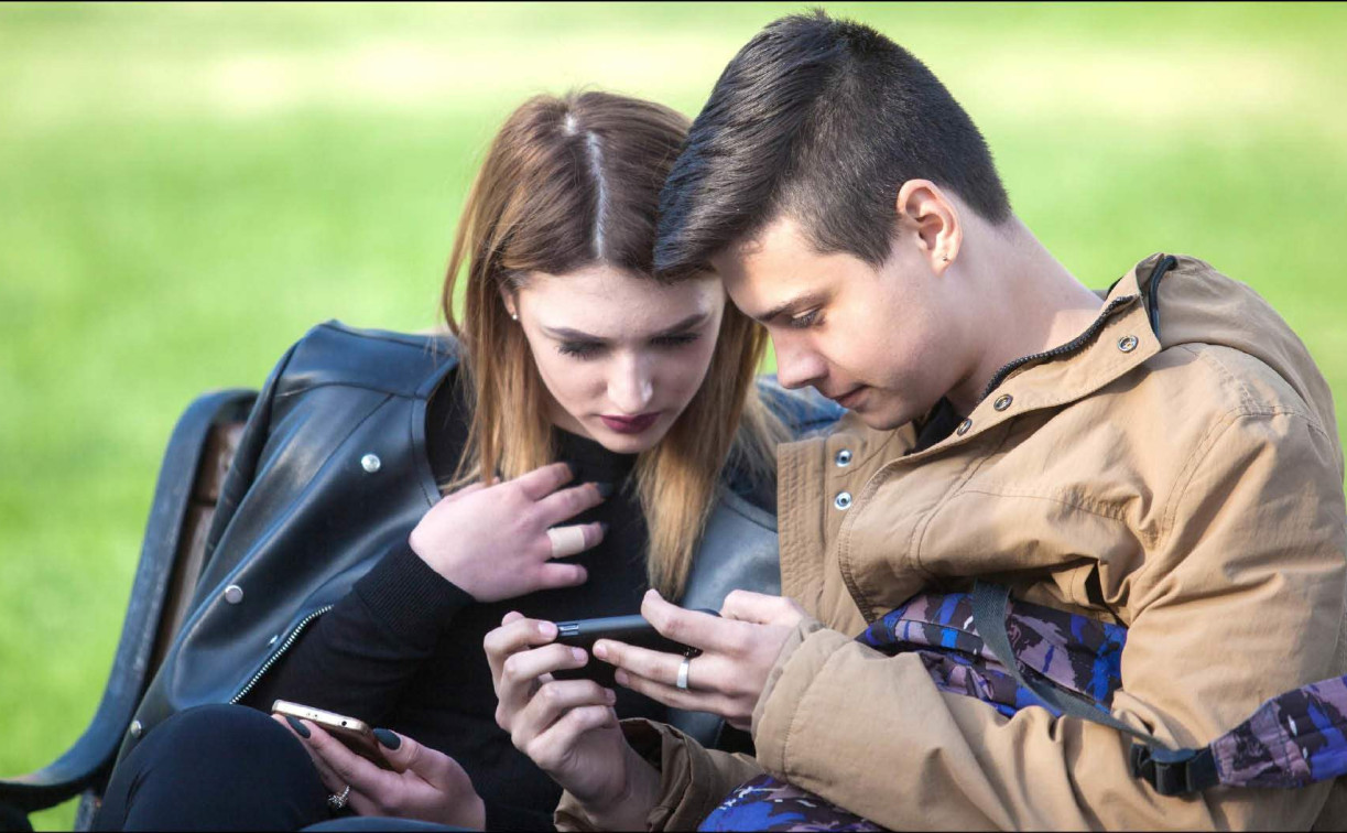 Психолог рассказала, почему короткое «Ок» может испортить вечер