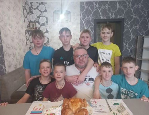 Мама и папа по зову сердца: как приемные родители дарят детям будущее