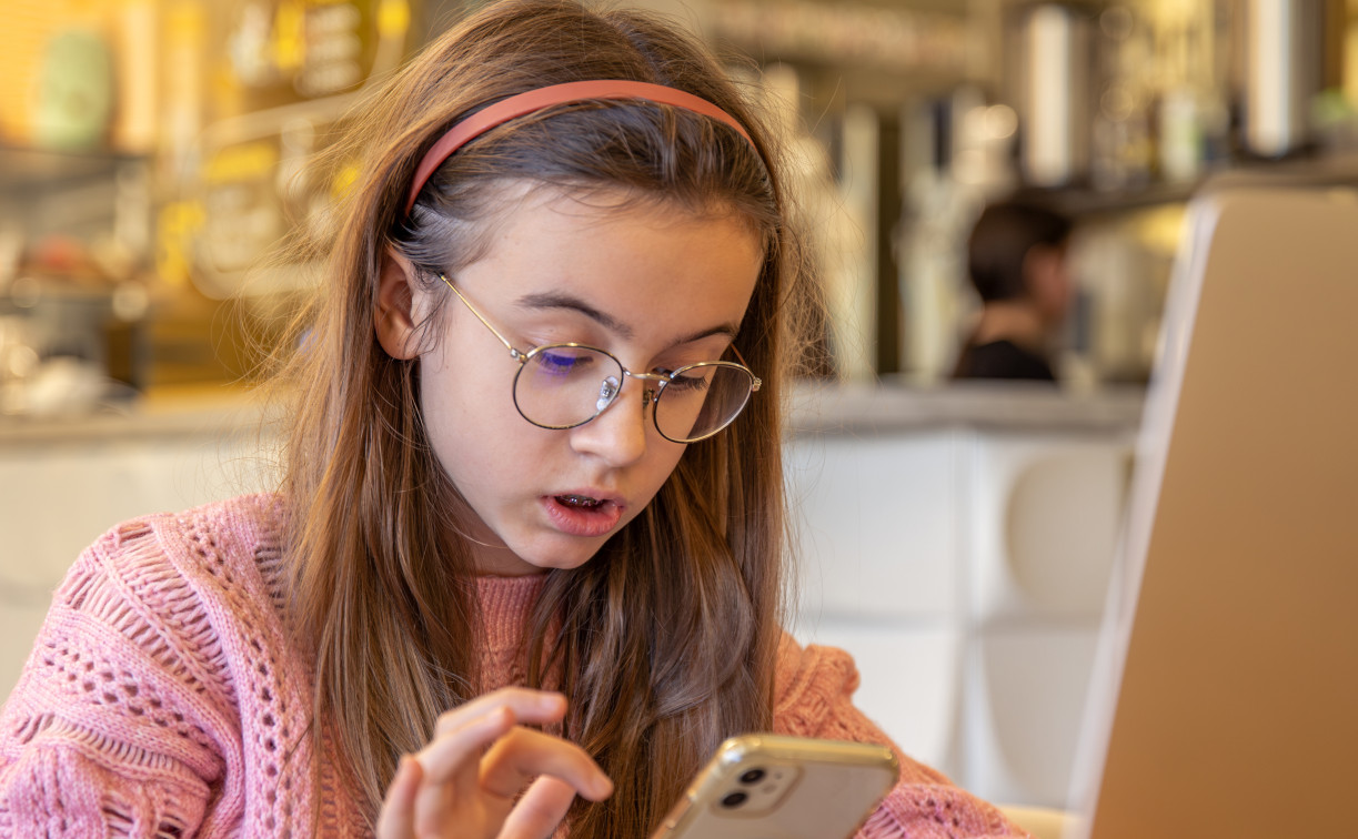 «Да оторвись ты от телефона!»: как гаджеты заменяют детям реальную жизнь и что с этим делать