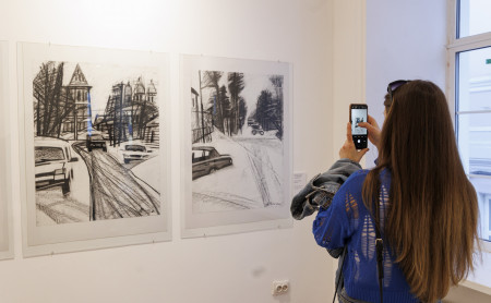 Объективный художник судьбы: в Туле открылась выставка графики Андрея Ветрогонского «Мы ушли гулять»