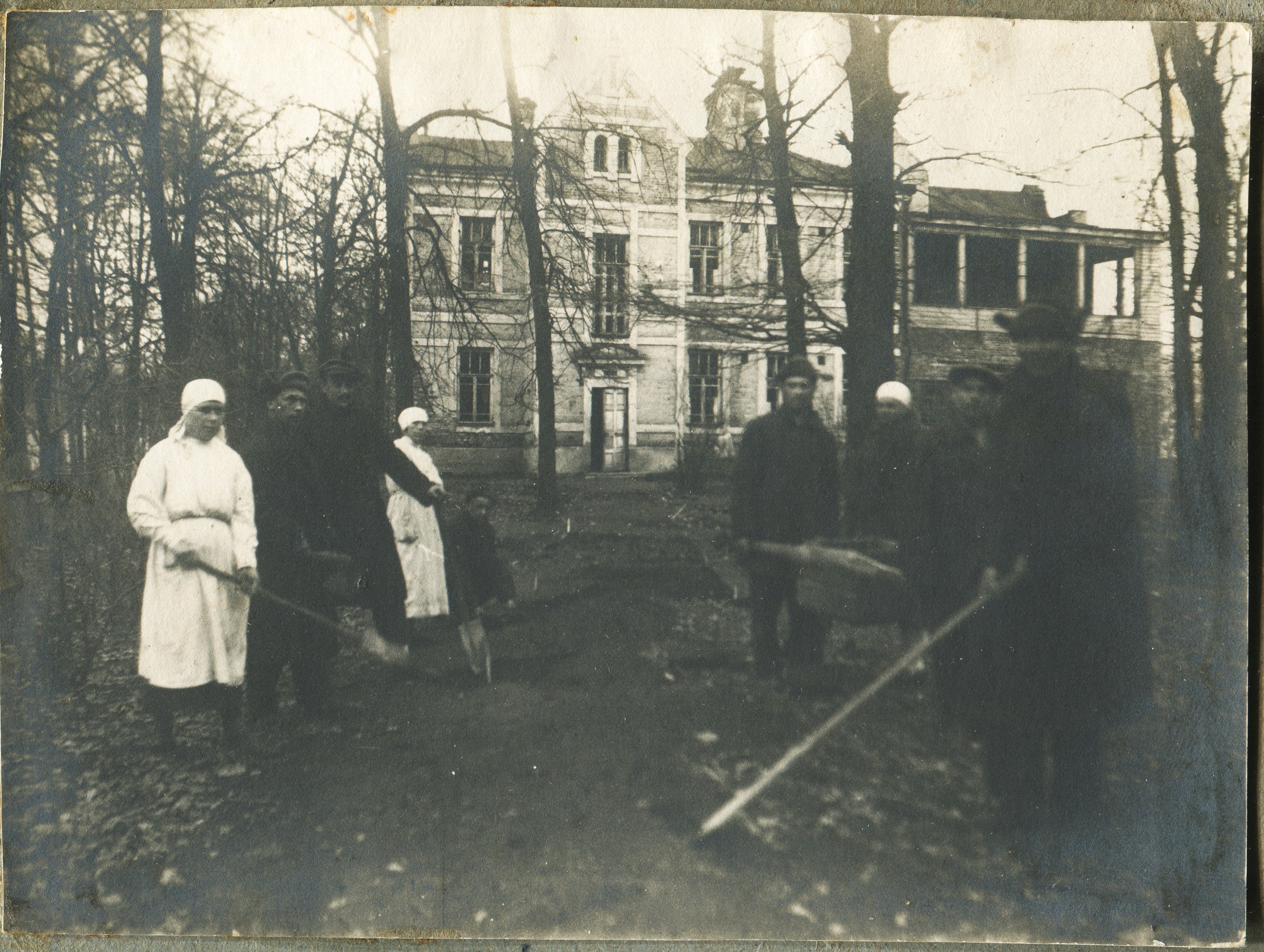 1930-е_Уборка территории.jpg