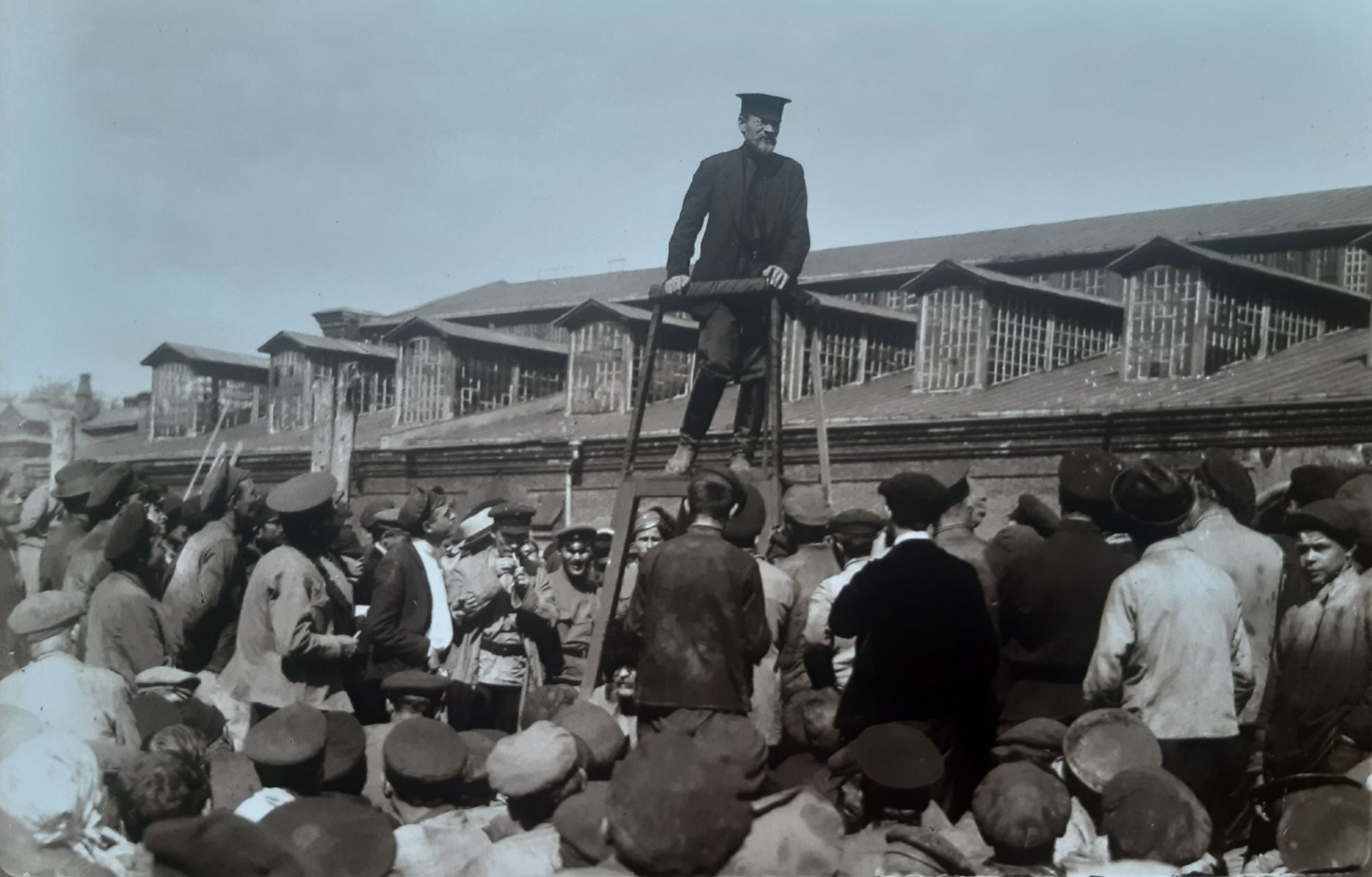 Калинин выступает на митинге жд-ков 1919.jpg