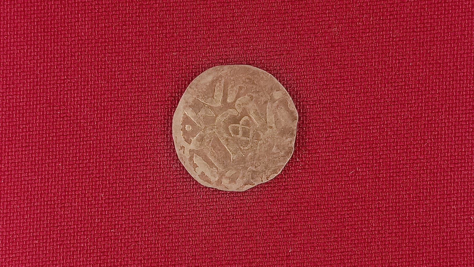 Монета в экспозиции 10 000 лет до Тульского кремля.jpg