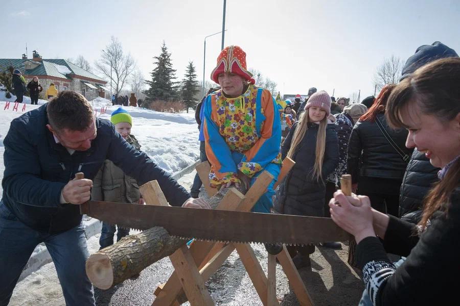 Масленица в Монастырщино - распил бревна.jpg