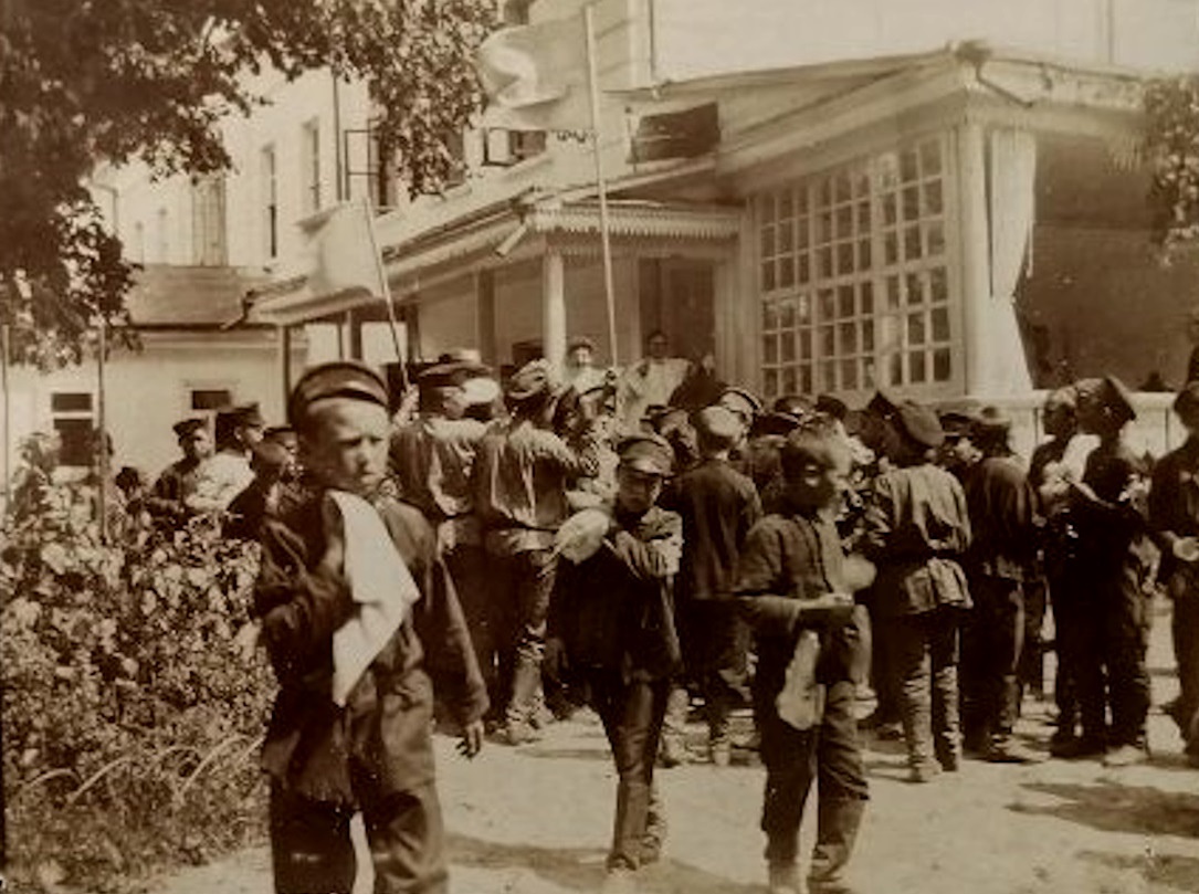 Каган_З_В_Толстой_с_тульскими_школьниками_1907_г_.jpg