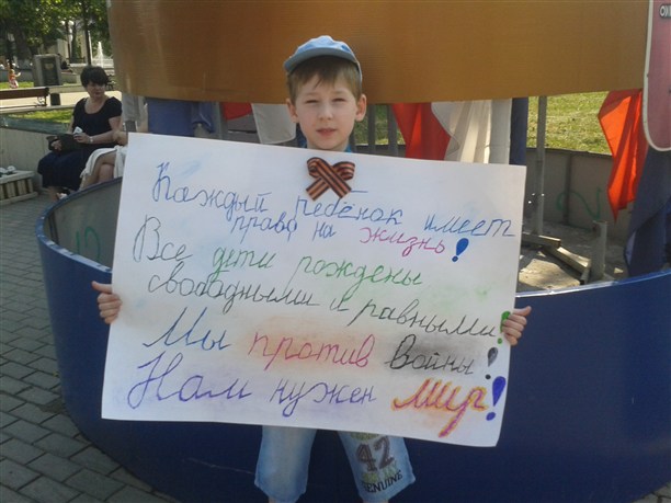 8-летний Сережа Яриков тоже пришел на митинг, чтобы поддержать украинцев