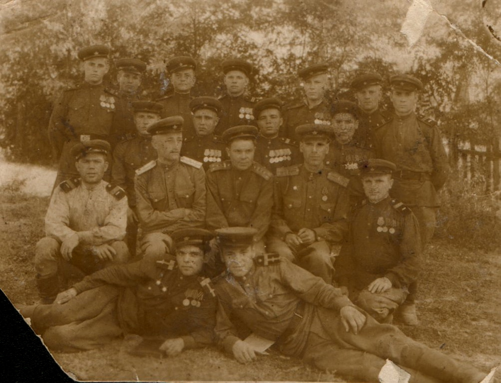 9_maya_19__vo_vtorom_ryadu_krajnij_sprava.jpg