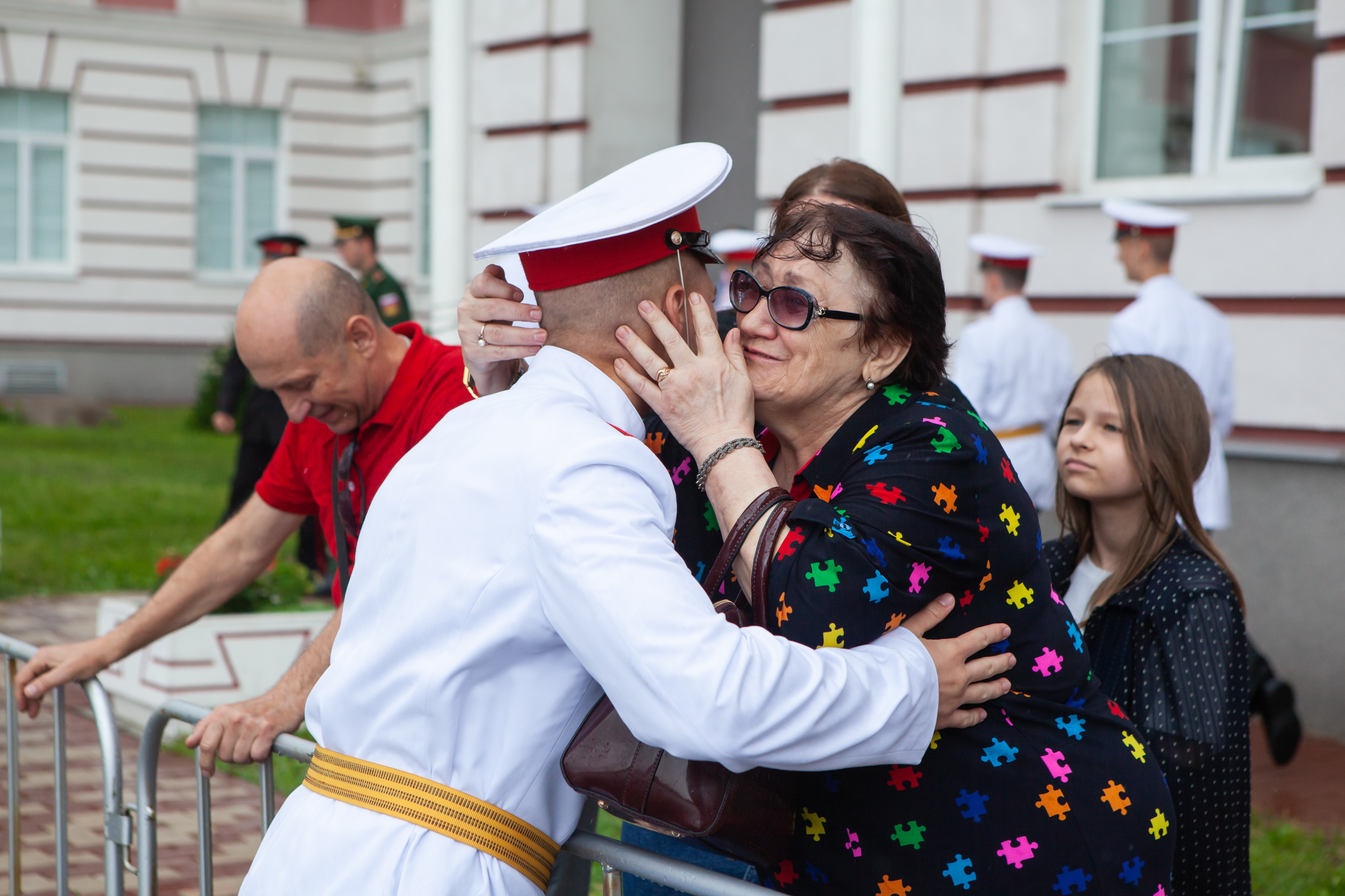 06.Бабушка поздравляет внука с выпускным в ТулСВУ.jpg