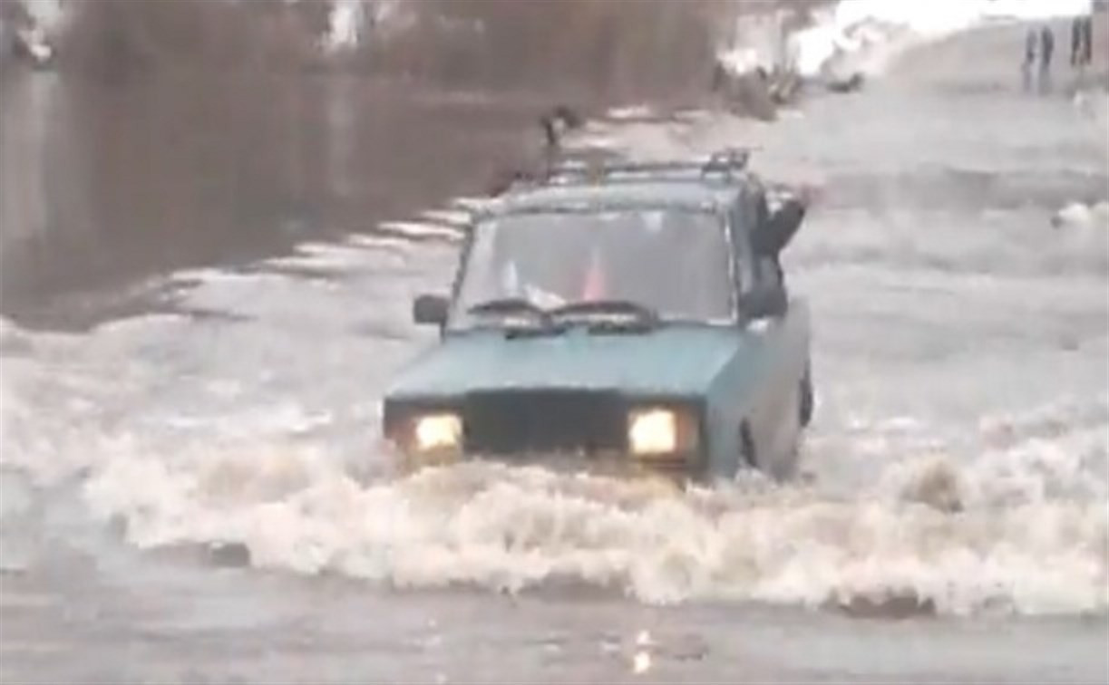 ВАЗовская «классика» форсировала Оку по затопленному мосту