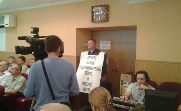 Депутат Сергей Филатов пришел на городскую планерку с плакатом
