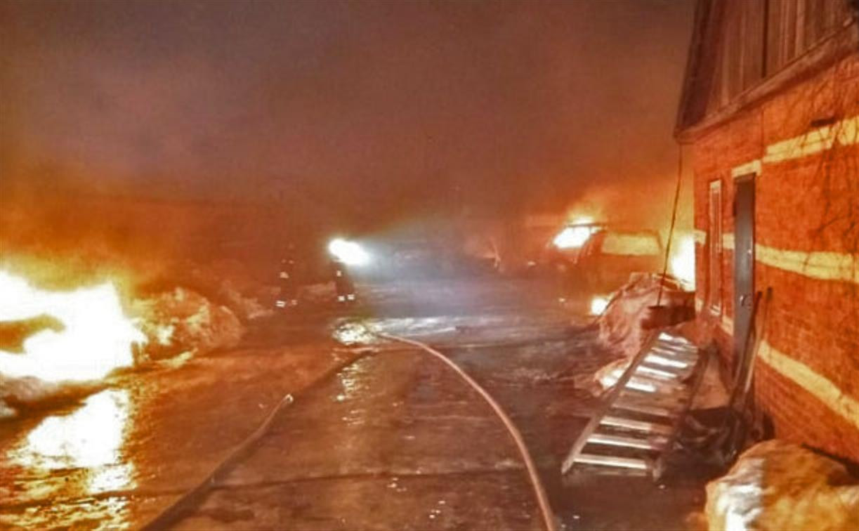 В Донском на стоянке сгорели 13 авто: полиция выясняет причину пожара