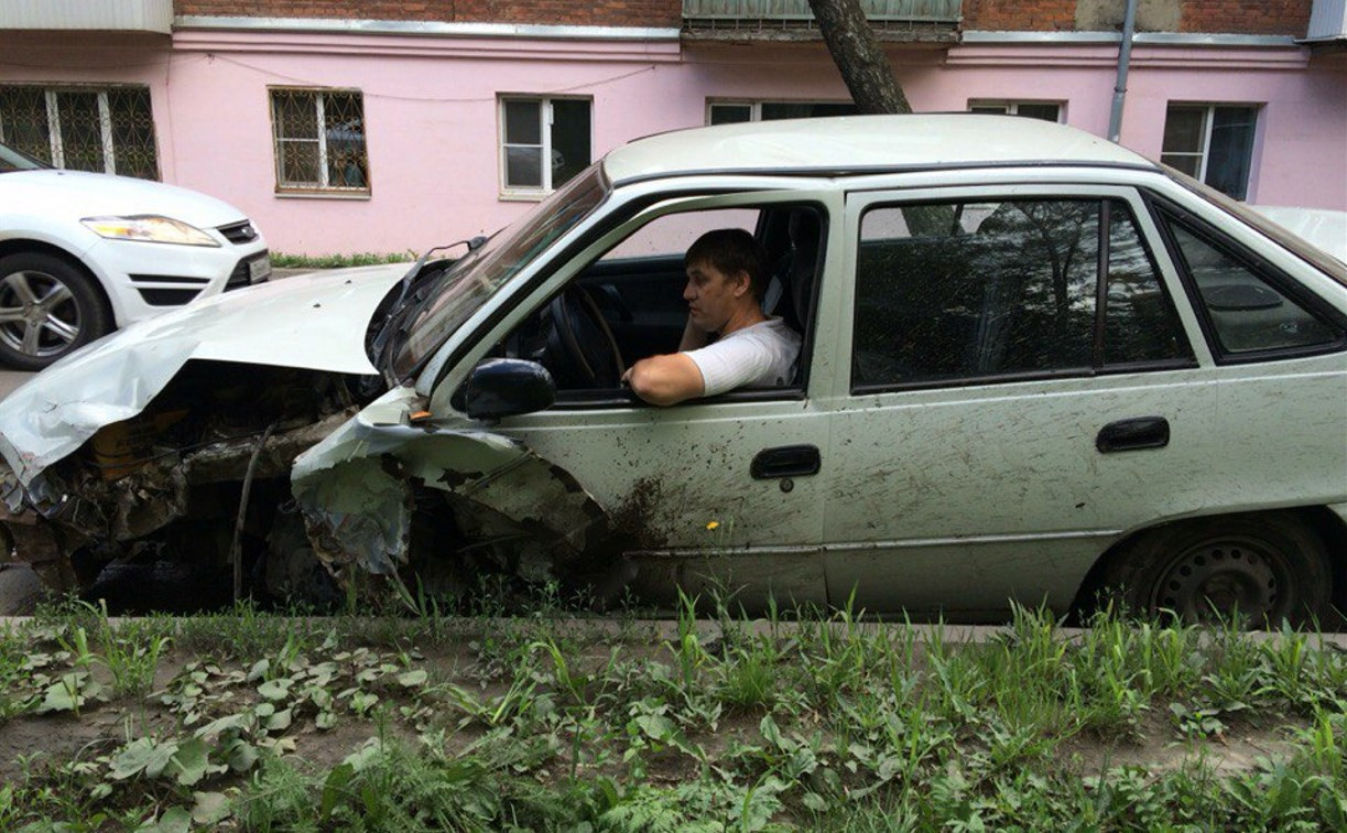 На ул. Шухова водитель «Дэу» вылетел на встречку и врезался в «Шевроле»