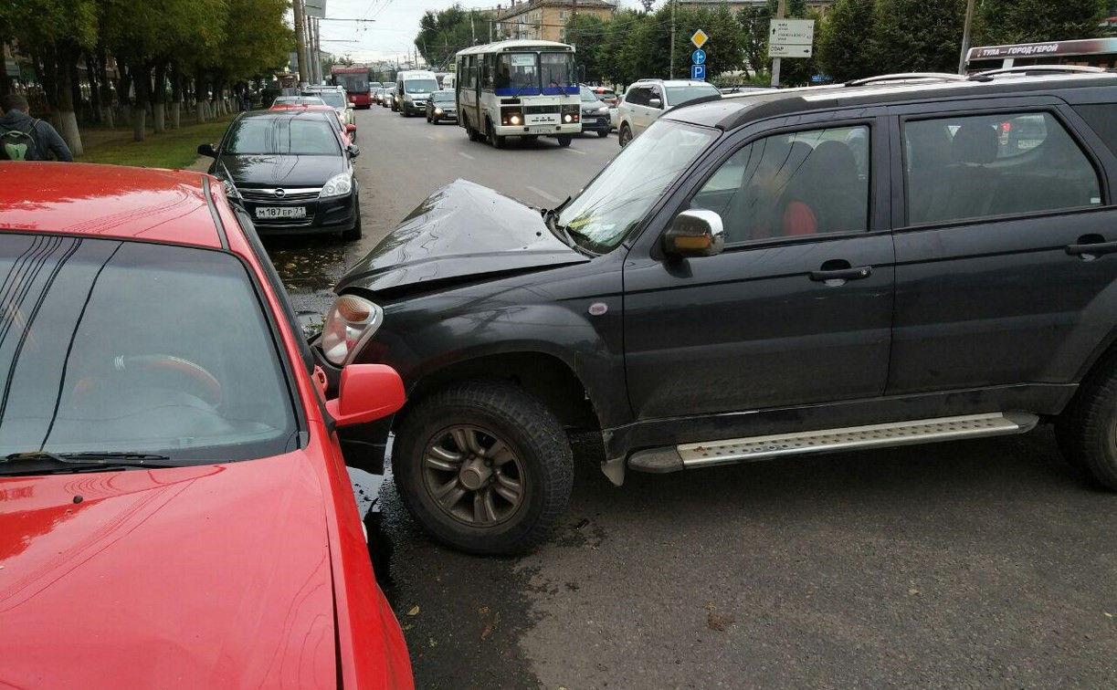 В Туле на проспекте Ленина внедорожник протаранил припаркованный автомобиль
