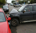 В Туле на проспекте Ленина внедорожник протаранил припаркованный автомобиль