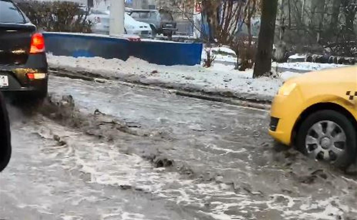 В Туле затопило улицу Ложевую: видео