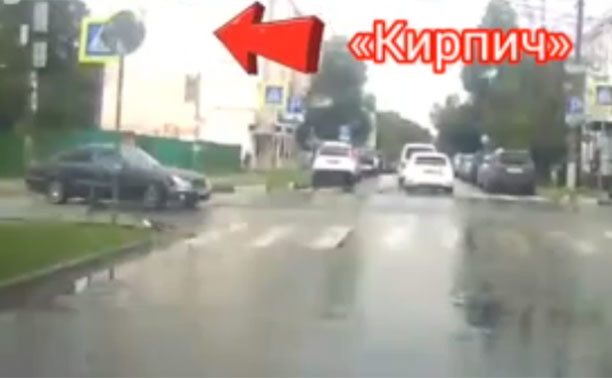 На ул. Гоголевской водитель Mercedes уверенно повернул под «кирпич»