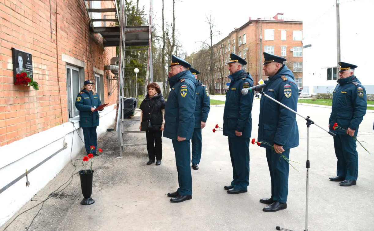 В честь погибшего при атаке БПЛА тульского пожарного открыли мемориальную доску