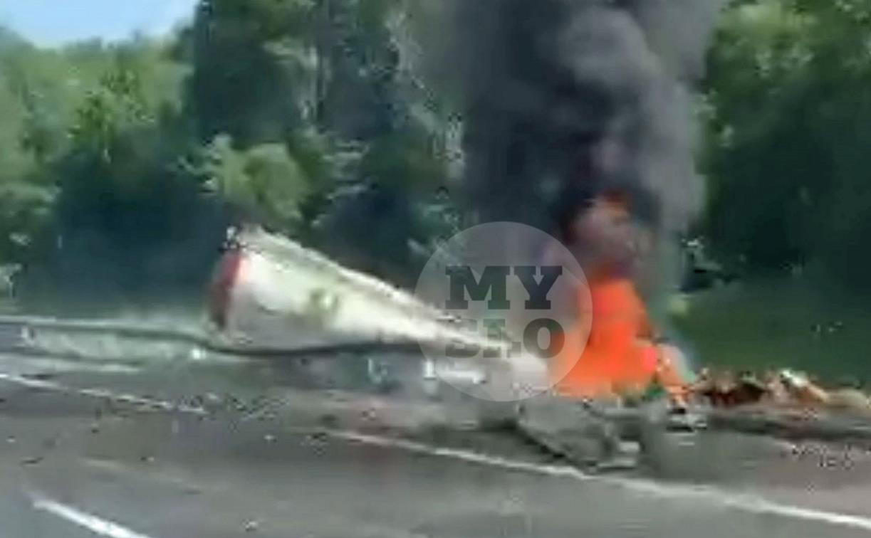 Очевидец снял на видео горящий в кювете под Тулой цементовоз