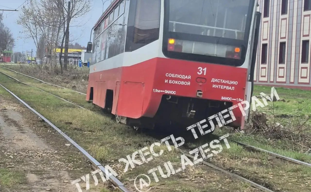 В Туле на Одоевском шоссе сошел с рельсов трамвай