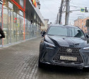 В Туле водитель Lexus беспардонно встал на тротуаре