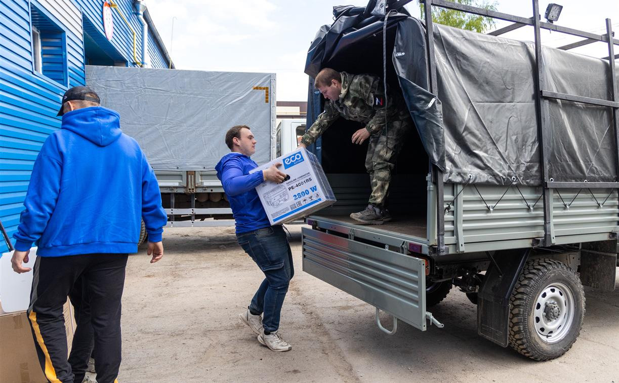 Автомобиль, пряники, книги: «Единая Россия» отправила новую гуманитарную помощь в Мариуполь