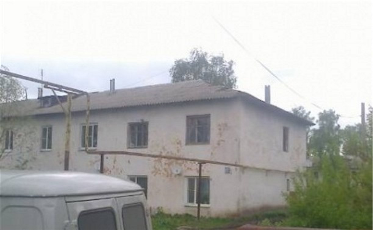 Штормовой ветер сорвал часть крыши жилого дома в Узловой