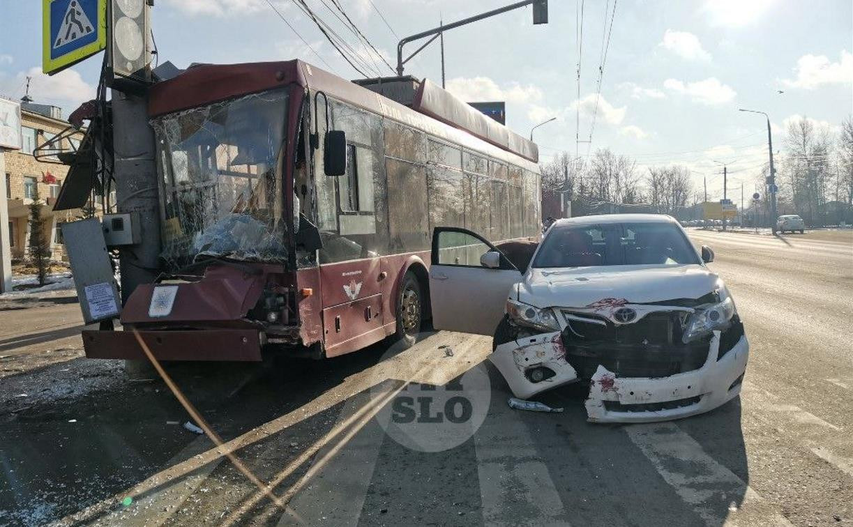 Жесткое ДТП с троллейбусом в Заречье: пострадала женщина