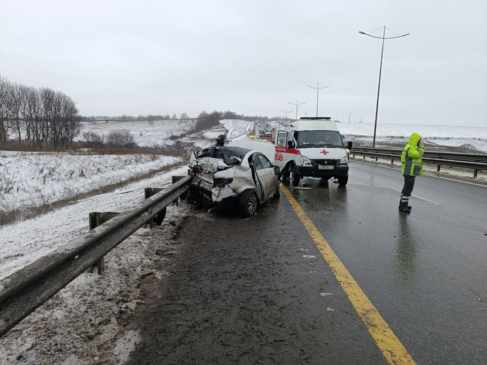 В Воловском районе автоледи на Kia влетела в фуру и ограждение