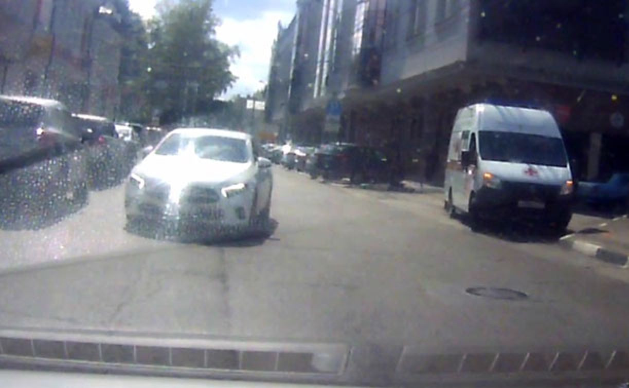 На ул. Тургеневской водителю Mercedes-Benz намекнули, что он едет «против шерсти»