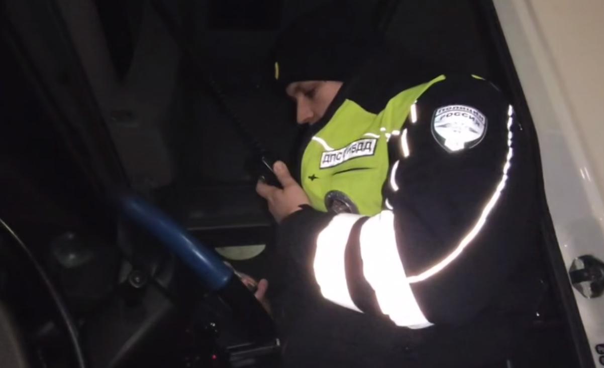 Мощный снегопад: инспекторы ДПС предупреждают дальнобойщиков по рации о сложной ситуации в Тульской области