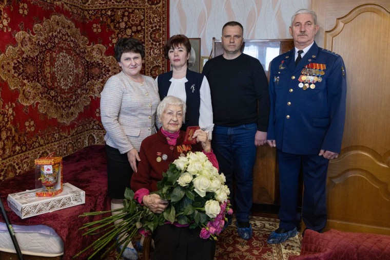 Труженица тыла Тамара Гладун отметила 100-летний юбилей