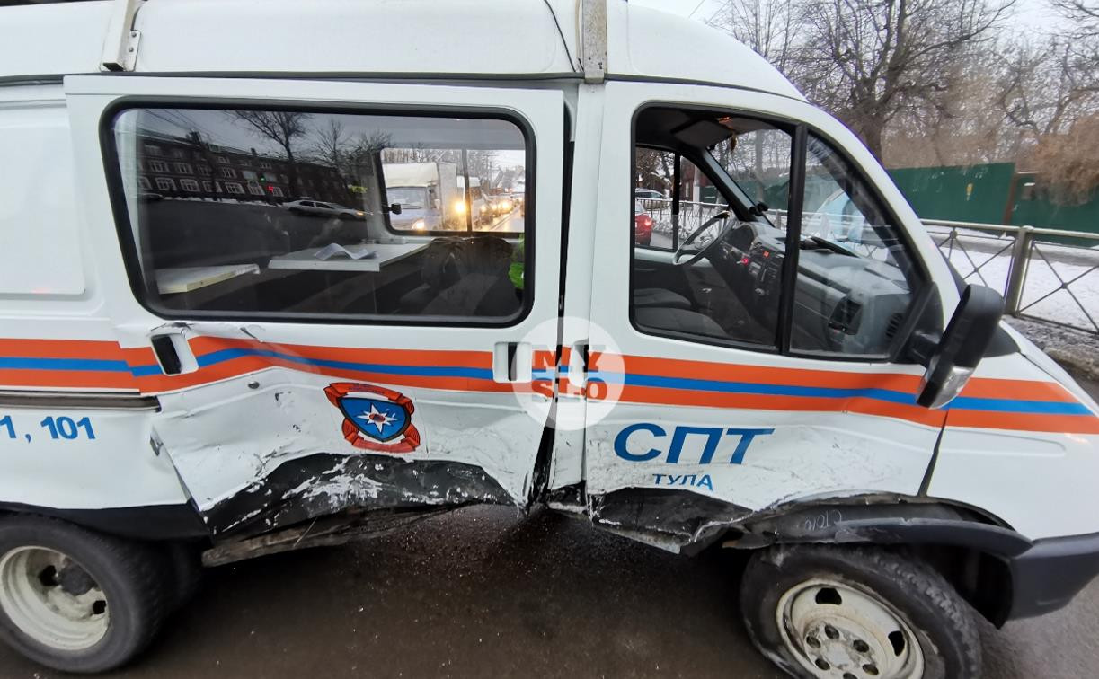 Жесткая авария с автомобилем МЧС в Туле: подробности