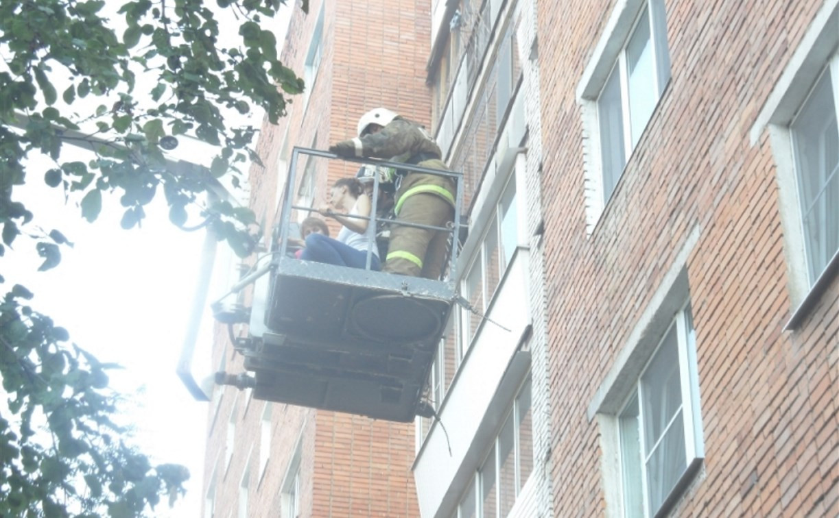 В Туле пожарные спасли 25 человек из горящей многоэтажки