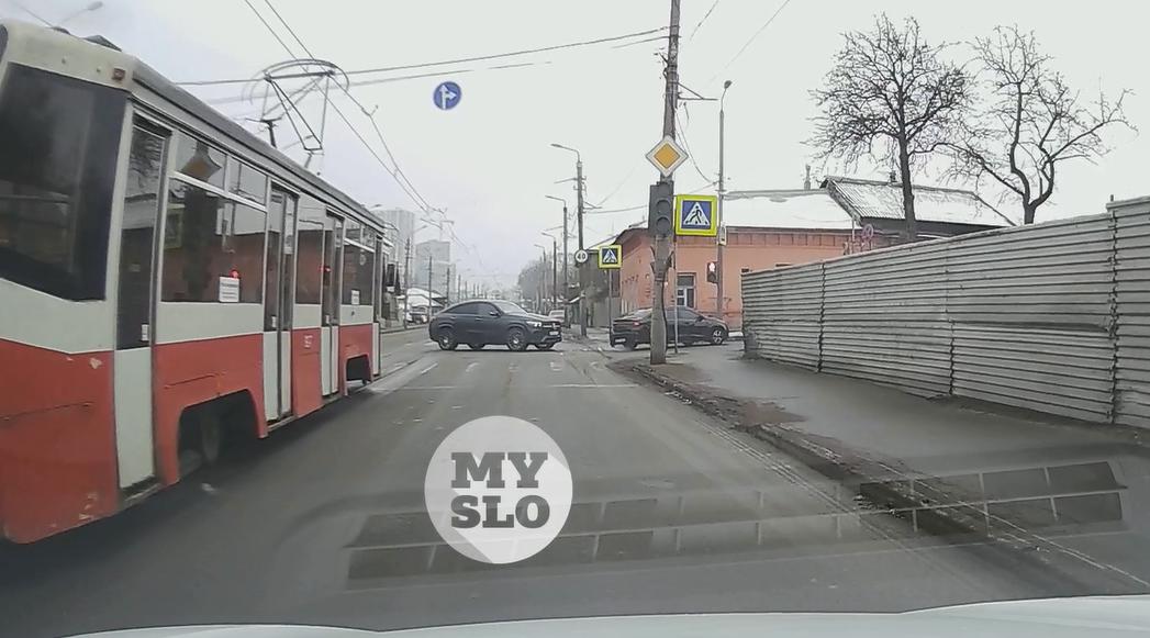 Момент ДТП на Оборонной попал на видео