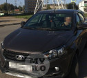 На ул. Бондаренко водитель снёс ограждение и въехал в стоящий автомобиль