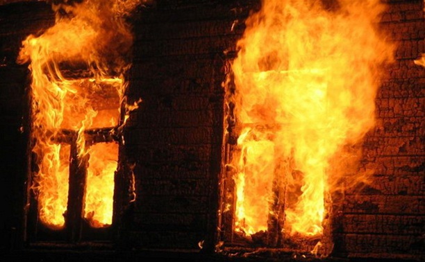 Жительница Чернского района задушила знакомого халатом и подожгла его дом