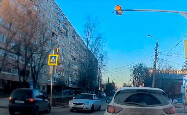 На ул. Демидовской слишком торопливый водитель устроил «маневры»