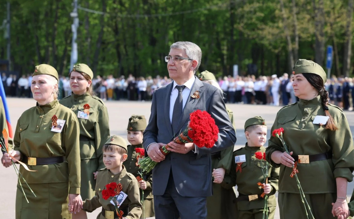Дмитрий Миляев рассказал дошкольникам на параде о подвиге своего деда