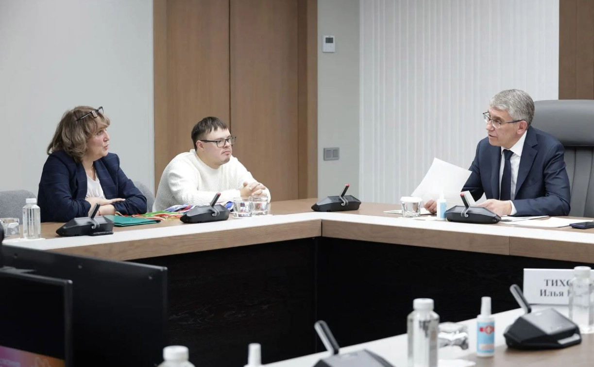 Дмитрий Миляев вручил тульскому теннисисту с синдромом Дауна знак мастера спорта России