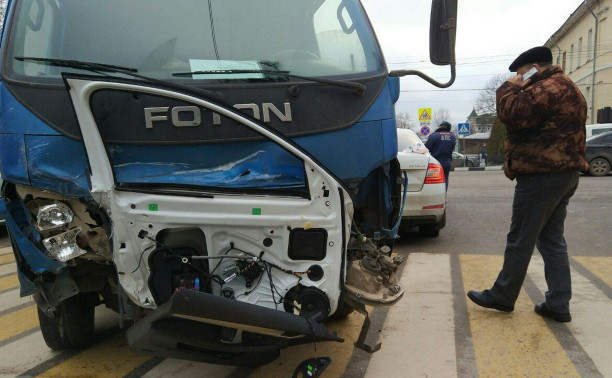 ДТП в Туле возле драмтеатра: грузовик оторвал легковушке двери