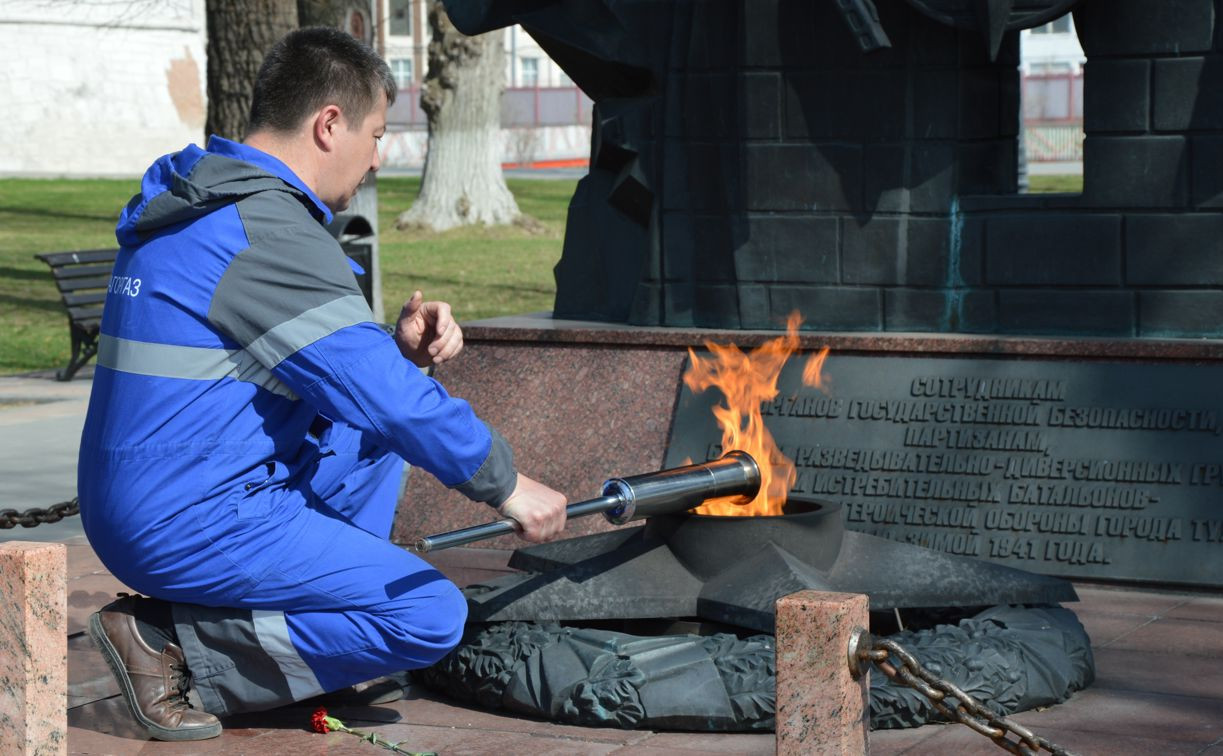 Газовики почистили памятник сотрудникам госбезопасности в Кремлевском сквере