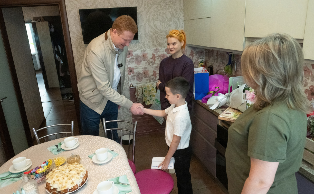 Крепкая семья — крепкая страна: Александр Никитин побывал в гостях у многодетной семьи Сударевых