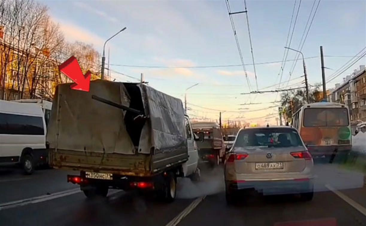 В Туле грузовичок «сбросил балласт» на пр. Ленина