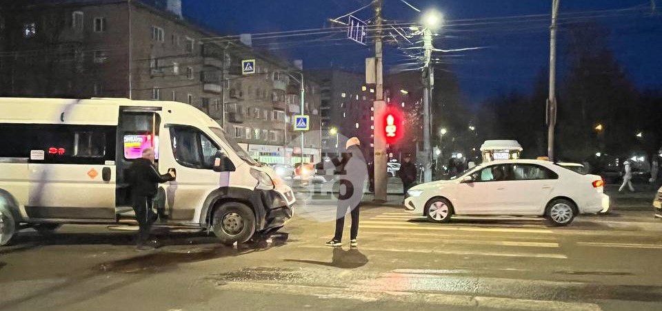 Напротив педуниверситета в Туле маршрутка № 62 столкнулась с легковушкой