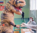 На избирательный участок в Туле пришел динозавр