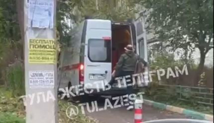 На ул. Ф. Энгельса неадекватный туляк устроил перепалку с экипажем скорой помощи