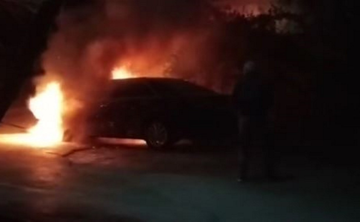 Ночью в Туле на ул. Пузакова сгорела «Тойота»: видео