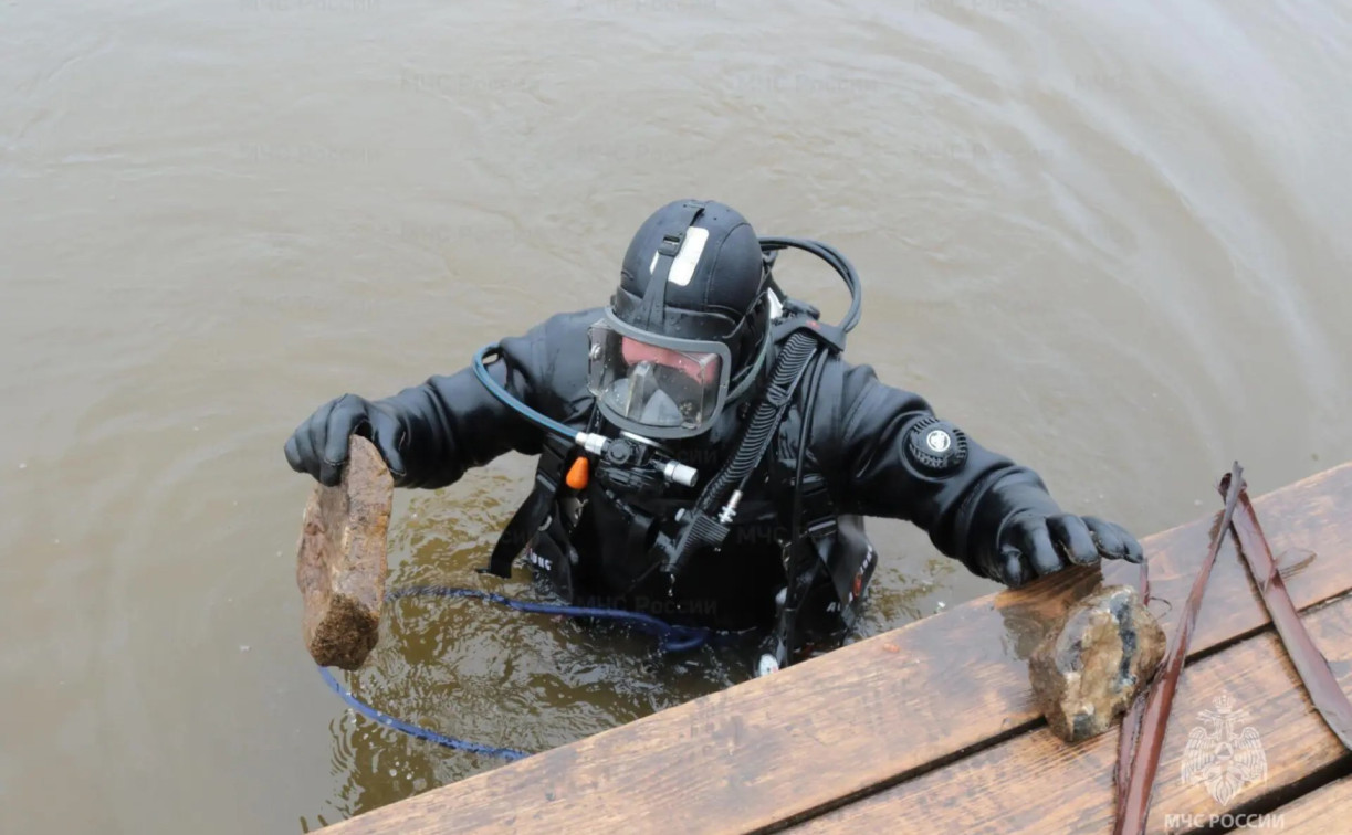 Водолазы МЧС очищают дно тульских водоемов к летнему сезону