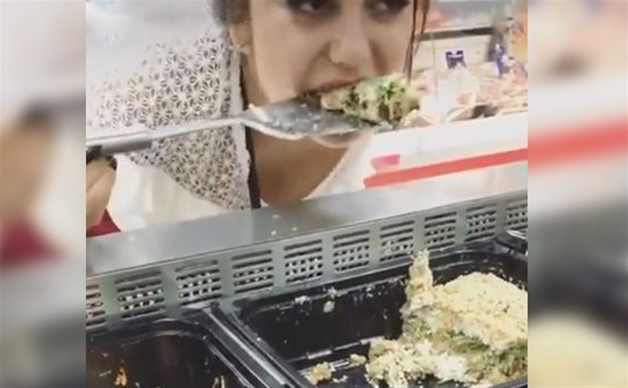 Ревизорро по-свински: Покупательница перепробовала готовую еду в супермаркете (видео)