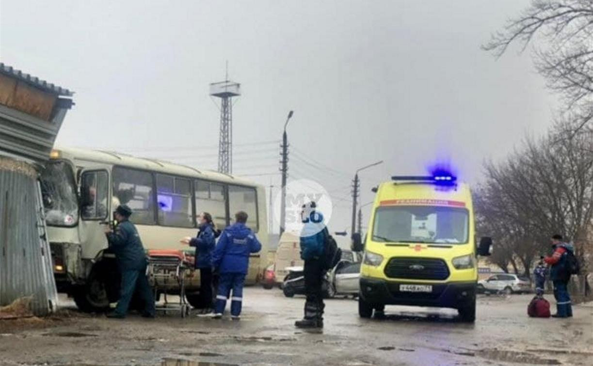 В Туле автобус с пассажирами протаранил два авто и врезался в забор -  Новости Тулы и области. Криминал - MySlo.ru